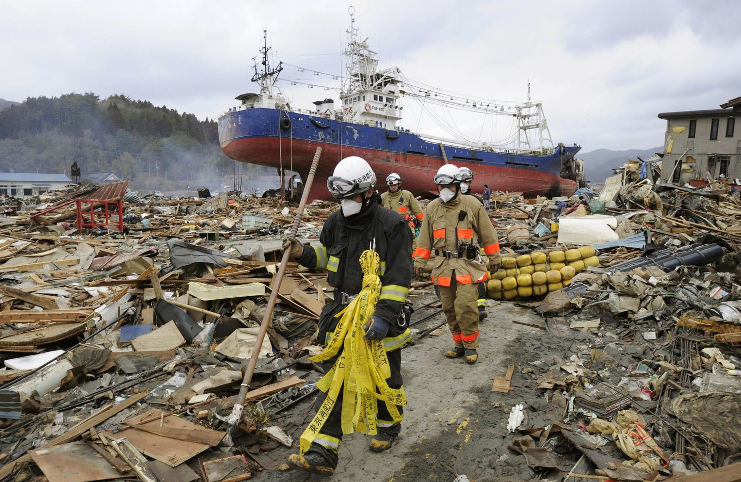 Фукусима сколько погибших. ЦУНАМИ В Японии в 2011. ЦУНАМИ Фукусима 2011. Япония 2011 землетрясение и ЦУНАМИ.