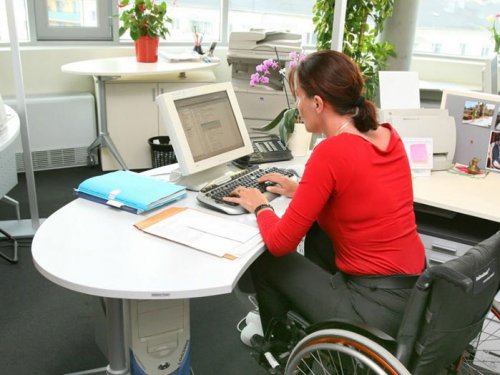Женщина в инвалидном кресле за компьютером
