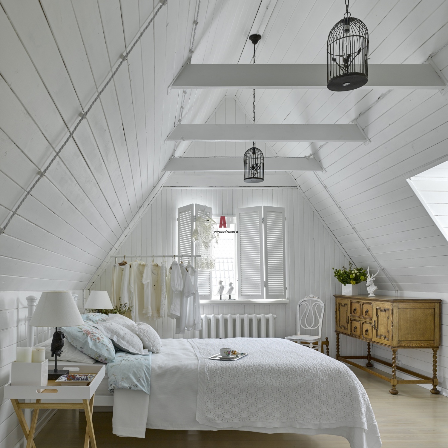 Спальня на мансарде в стиле шебби Шик